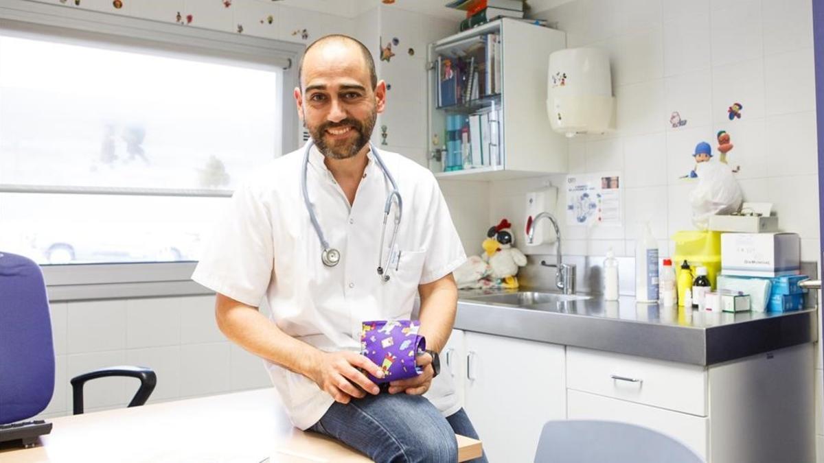 Armando Bastida, en el centro de salud de Terrassa donde trabaja.