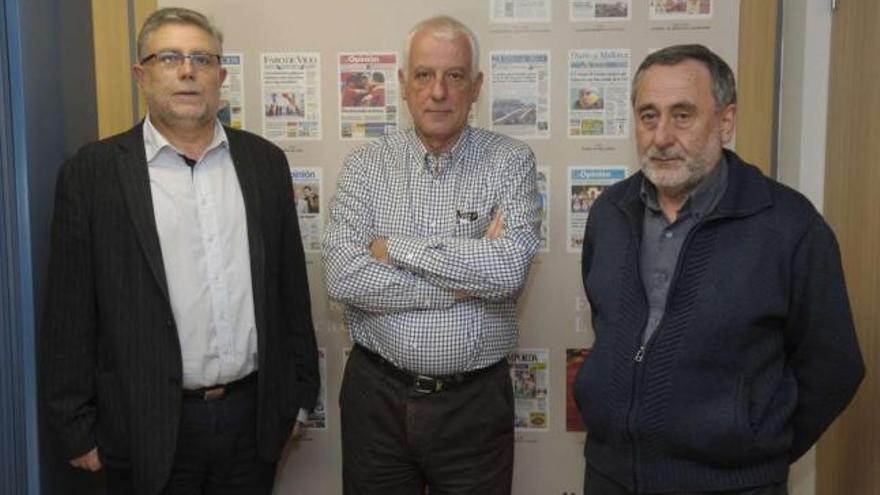 Alejandro Vasallo, Julio Sequeiros y José Carrillo posan antes del comienzo del debate. / víctor echave