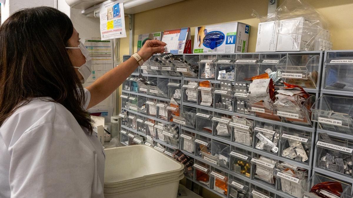 Una sanitaria del Hospital Clínic, este martes.