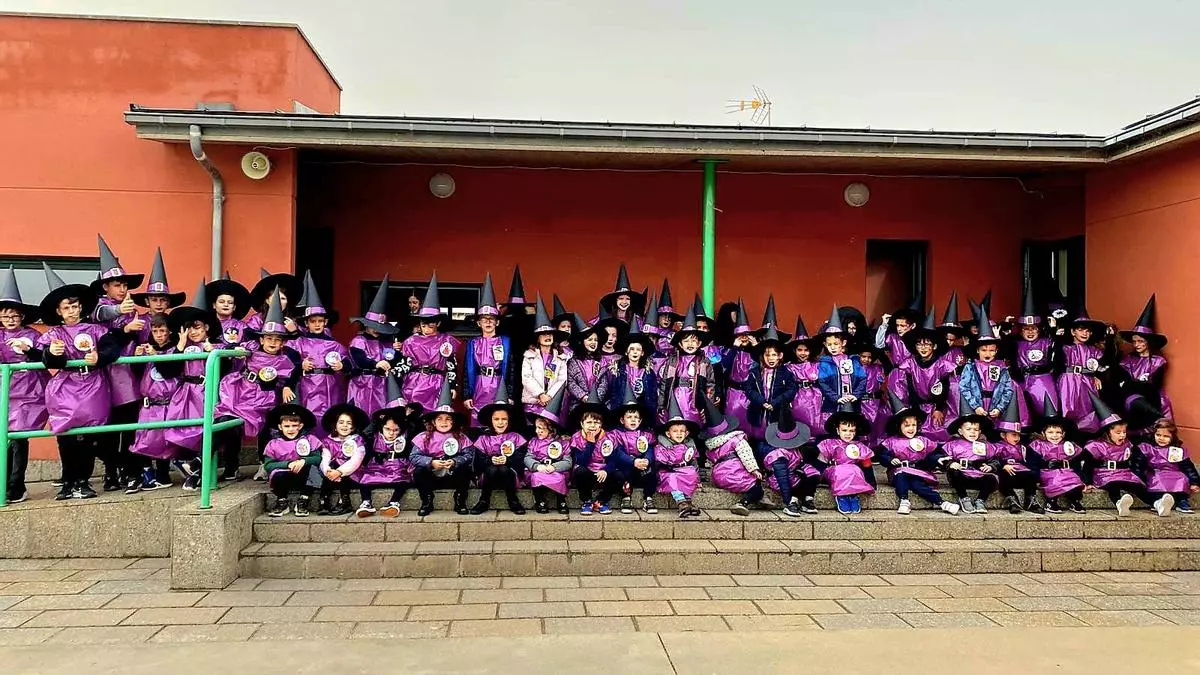 Las "brujas"del CRA Vía de la Plata toman San Cristóbal por Halloween