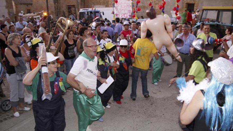 Desfile de peñas encabezado por la charanga «La Cuba»