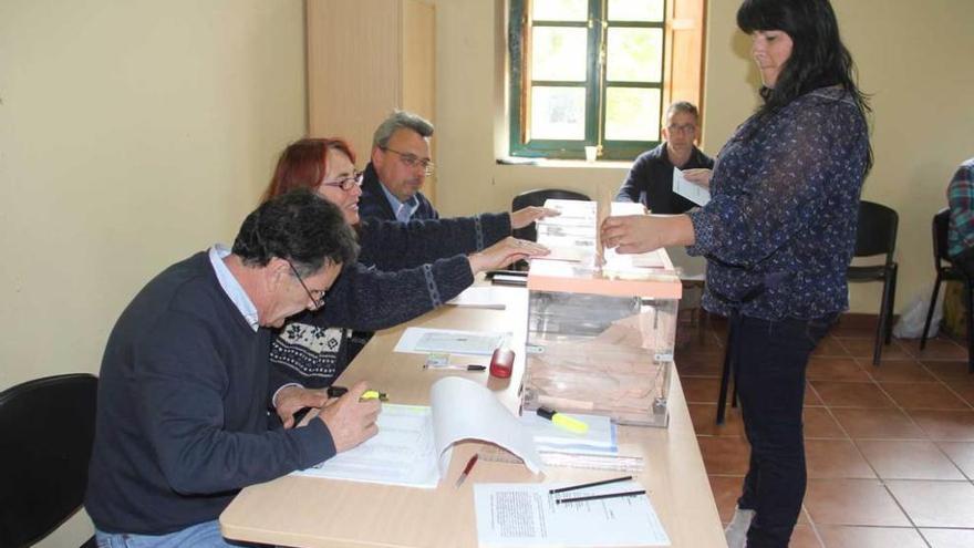 El candidato socialista a la Alcaldía de Llanes, José Manuel Herrero, votando en la mañana de ayer en una mesa de la capital del concejo.