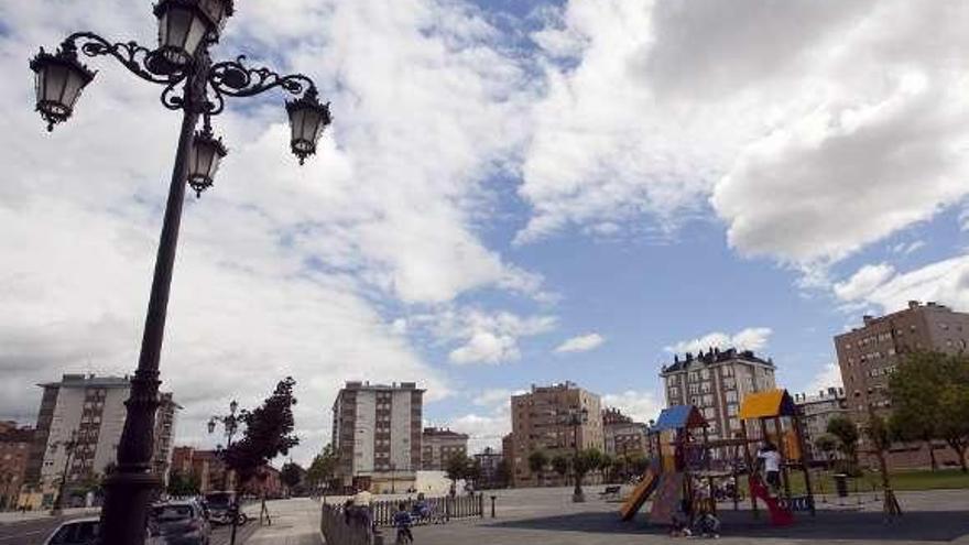 La plaza del Conceyín, en cuyas inmediaciones se ubica la farmacia.