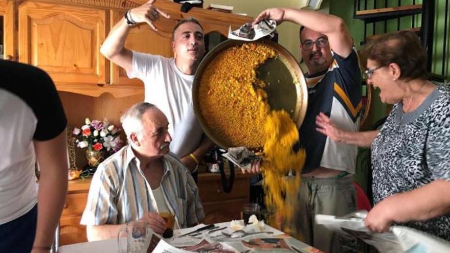 Moment fatídic en que la paella cau al terra