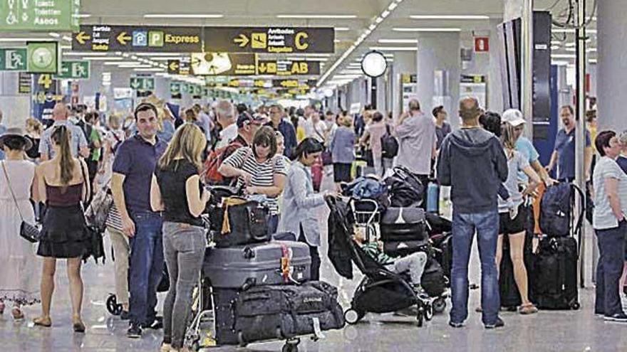 Colas en el aeropuerto de Son Sant Joan.