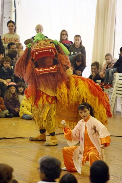 Un espectacle tradicional xinès omple l''envelat de la plaça Miquel de Palol de Girona