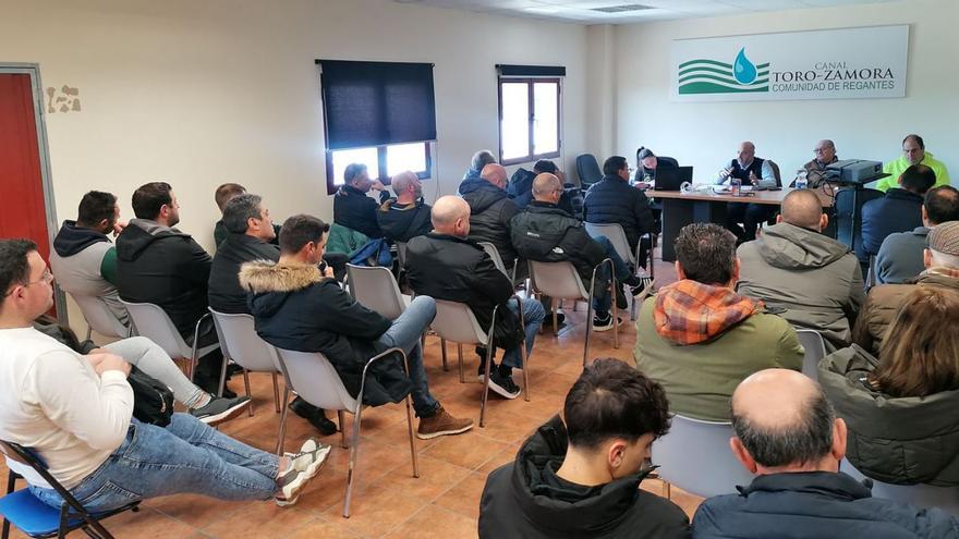 Regantes, en la asamblea general celebrada en la estación de bombeo del canal Toro-Zamora | M. J. C.