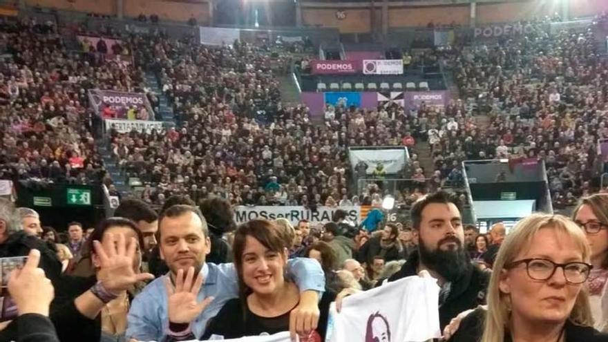 Simpatizantes de Pablo Iglesias, con camisetas con la cara del líder de Podemos, en la asamblea de Vistalegre.