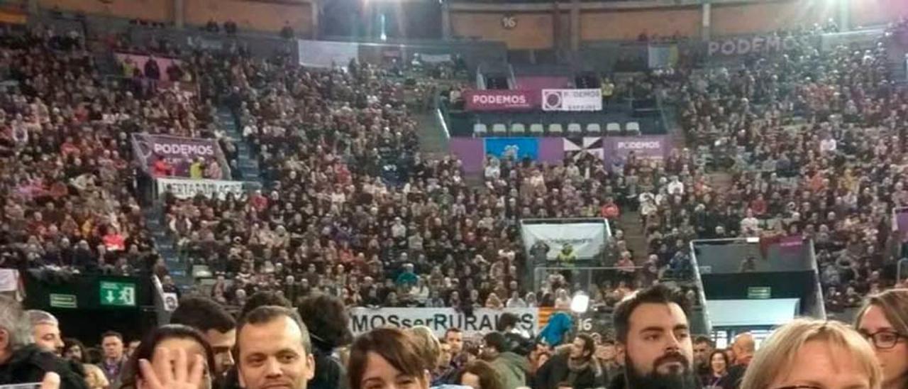 Simpatizantes de Pablo Iglesias, con camisetas con la cara del líder de Podemos, en la asamblea de Vistalegre.