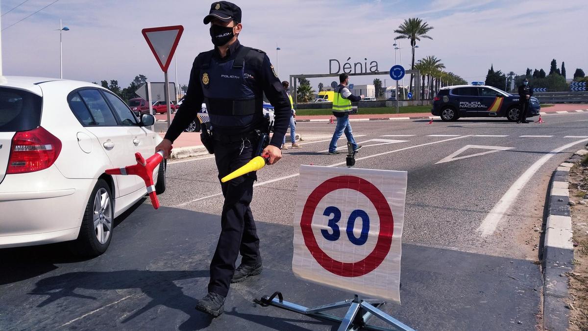 Control policial en la entrada a Dénia
