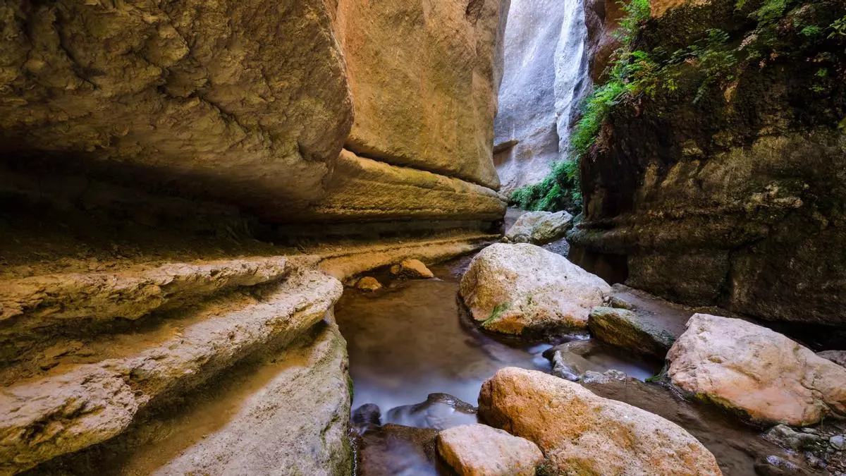La ruta de senderismo más bonita en verano se llama el Barranco de la Luna y te lleva por "fósiles marinos, cascadas y una impresionante gruta"