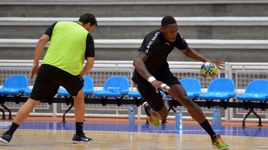 Dani Hernández y Balázquez, en un entrenamiento en el Municipal. // Gustavo Santos