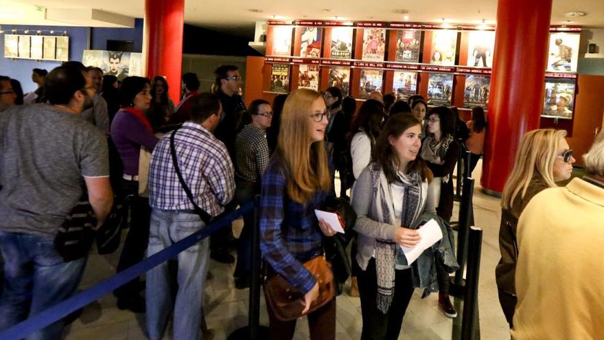 Colas en unos cines españoles.