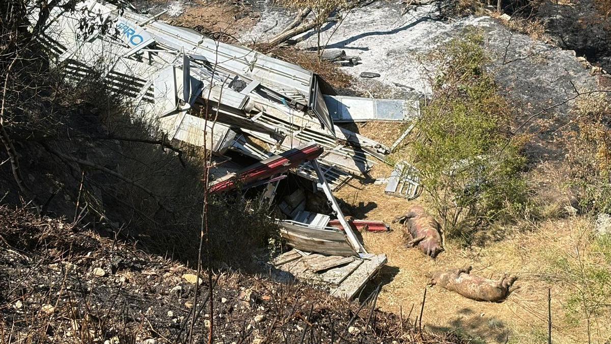 Vídeo: El camión siniestrado en Forcall sigue en el lugar del accidente diez días después
