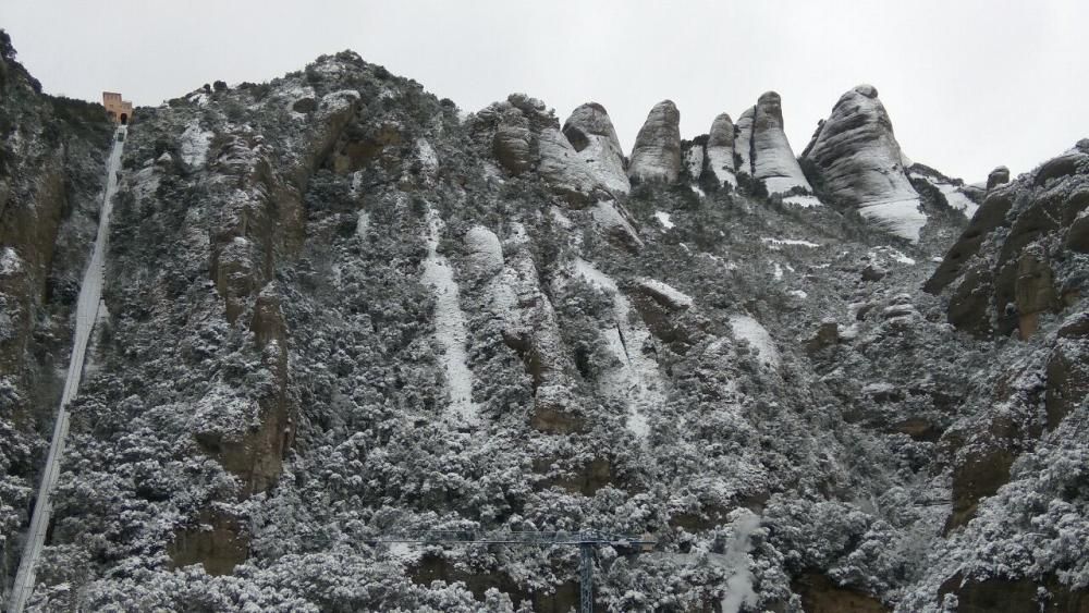 Imatges de la nevada d'avui a Montserrat