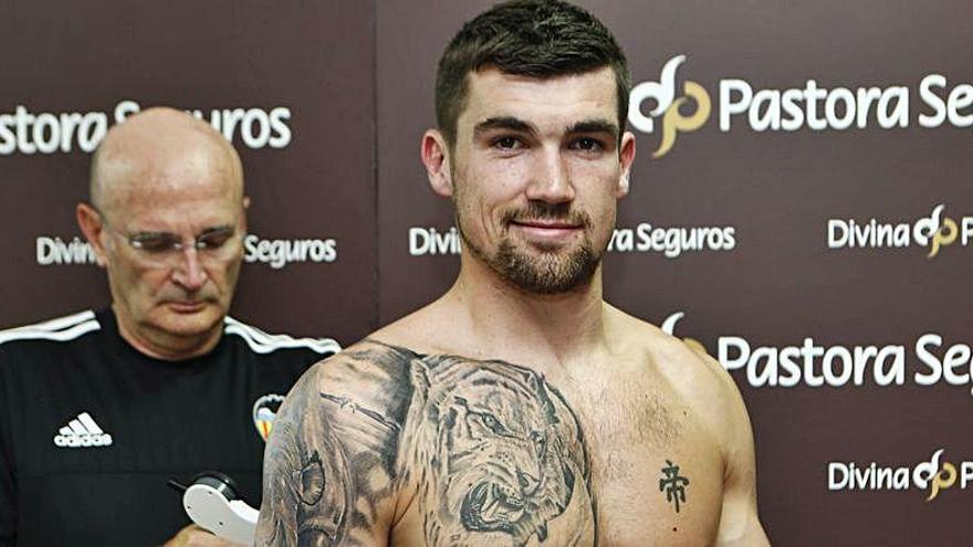 Mat Ryan, pesas con la maleta