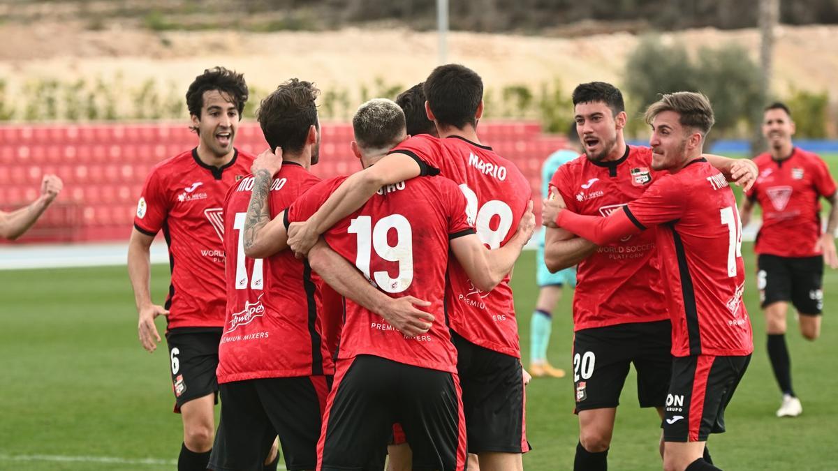 Los jugadores de La Nucía celebran uno de los goles de su victoria el domingo ante el Atlético Levante (2-1)