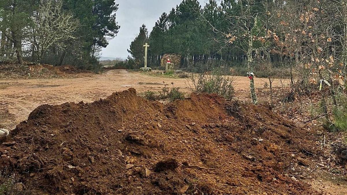 Tierra levantada en los caminos de acceso a la frontera.
