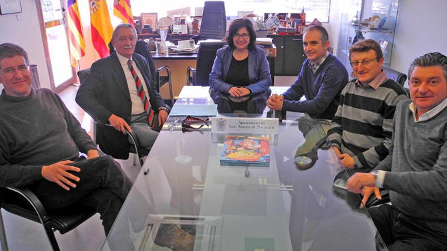 Reunión ayer de la alcaldesa con el director insular en el Ayuntamiento de Sant Antoni.