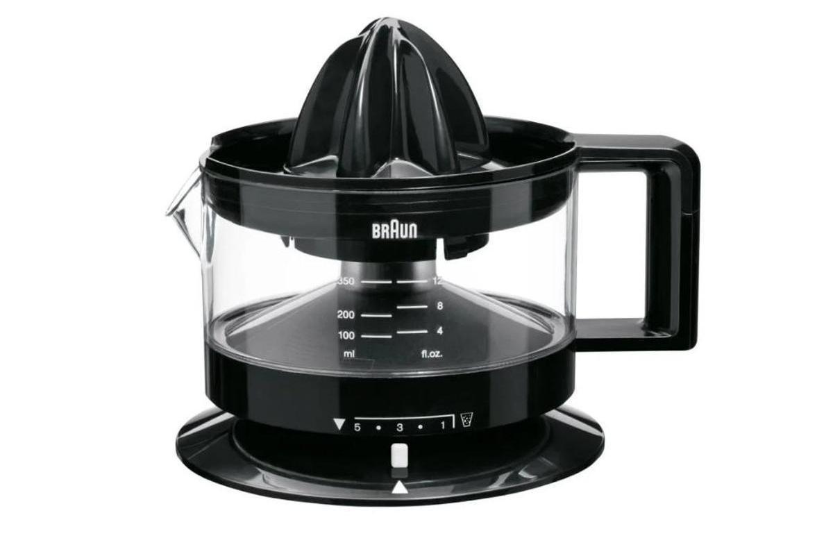 Si te gusta desayunar un buen zumo cada mañana no puedes perderte esta oferta de Lidl que vende el potente exprimidor que es el más barato del mercado, por solo 13,99 euros. Mañana se esperan colas kilométricas en Lidl para hacerse con él.  Se trata de un exprimidor de cítricos Braun CJ3000 de color negro que hace que exprimir naranjas, limones y otros cítricos sea un juego de niños.