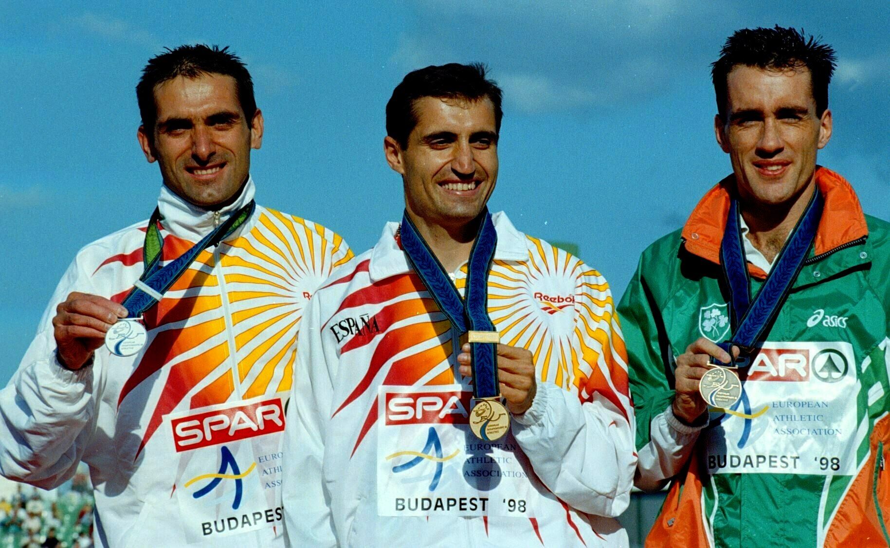 Isaac Viciosa tras ploclamarse campeón de Europa de 5000m, junto con Manuel Pancorbo
