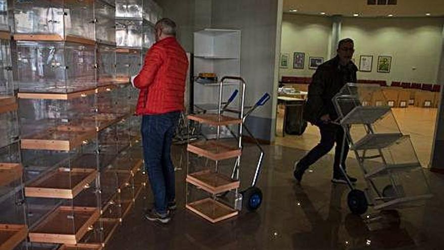 Dos trabajadores transportan las urnas que se utilizarán durante la jornada electoral.