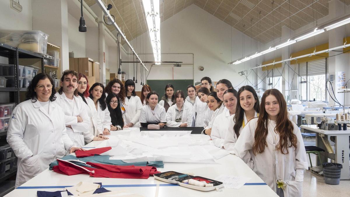 Estudiantes del Paseo das Pontes cosen para el Centro Dramático Galego
