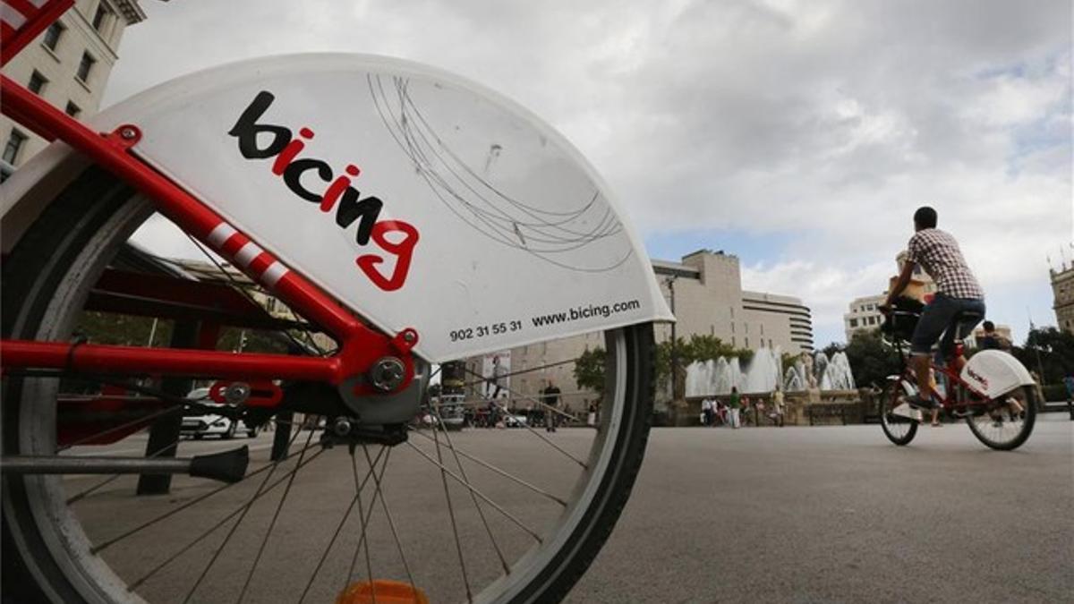 Una de las paradas del Bicing de plaza de Catalunya, ayer, en la que solo había una máquina disponible