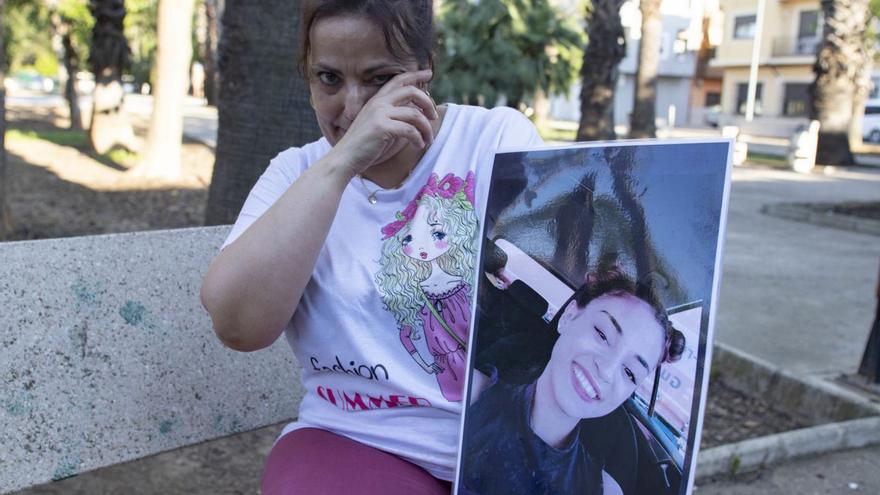 Soraya Taibi posa junto a la foto de su hija Wafaa, en una entrevista con Levante-EMV en 2021. | PERALES IBORRA