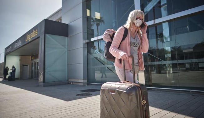 Llegan los primeros turistas a Tenerife.