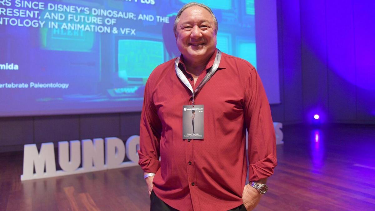 Stuart Sumida, paleontólogo y asesor de animación, posa en el escenario de Mundos Digitales.