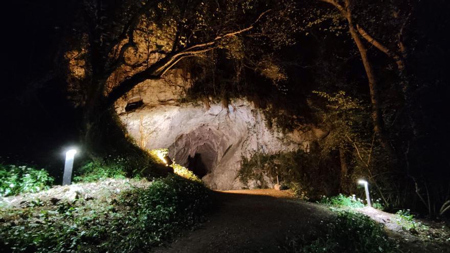 La Cueva de San Pedrín, en Sariego, estrena iluminación ornamental
