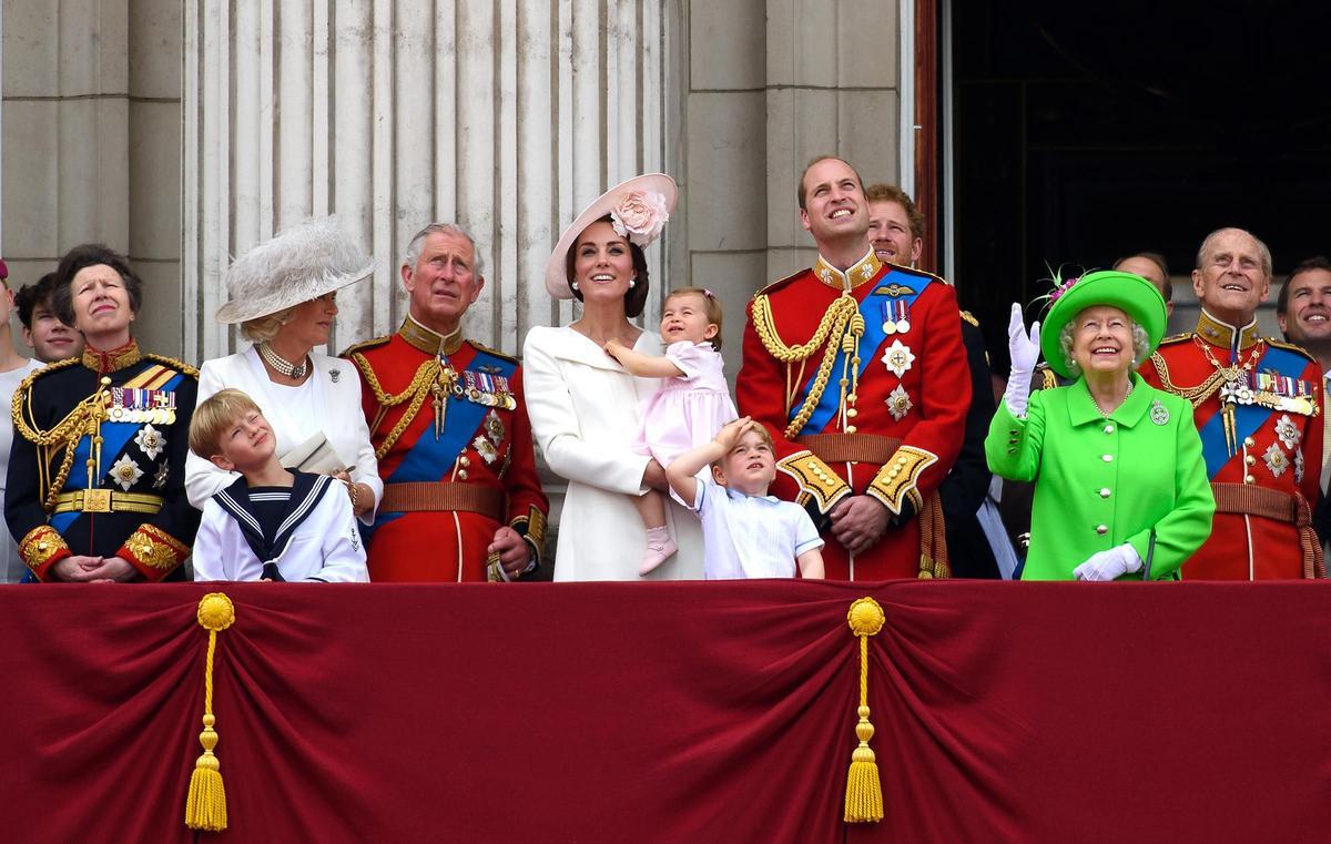 La Familia Real Británica saluda desde el balcón en el Trooping the Colour