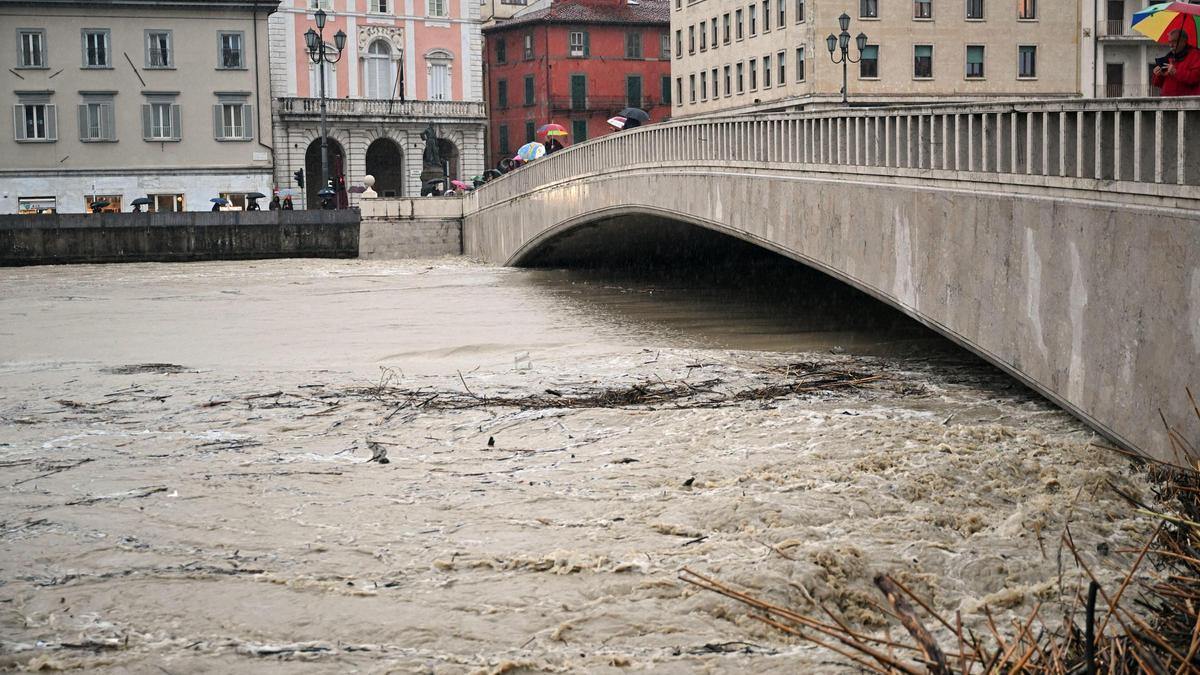 El río Arno a su paso por Pisa.