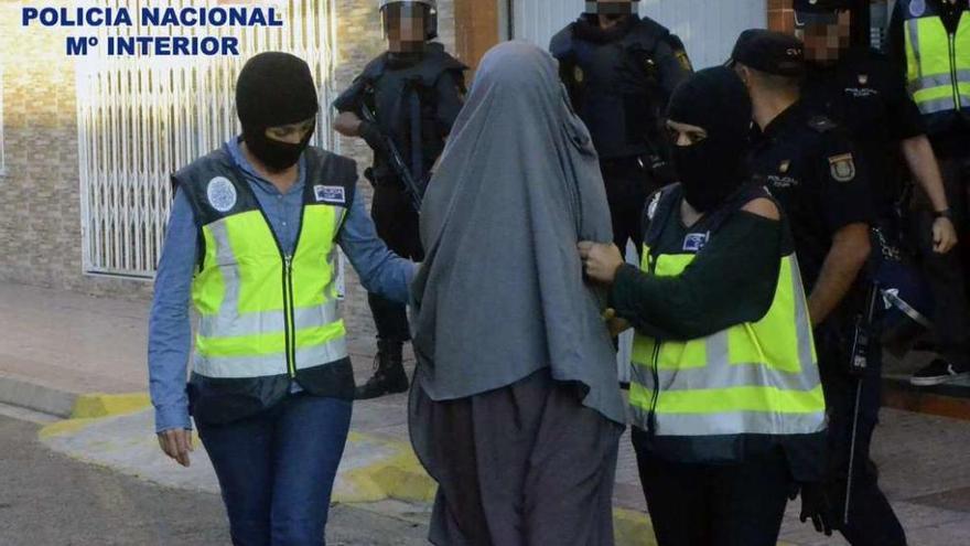 Fotografía facilitada por la Policía Nacional de la detención en Xeraco (Valencia). // Efe