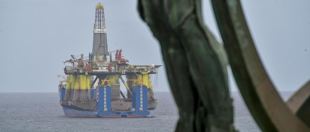 La plataforma ‘Nanhai VIII’ y el barco de cargas pesadas &#039;GPO Emerald&#039;, vistos desde la estatua del Tritón.