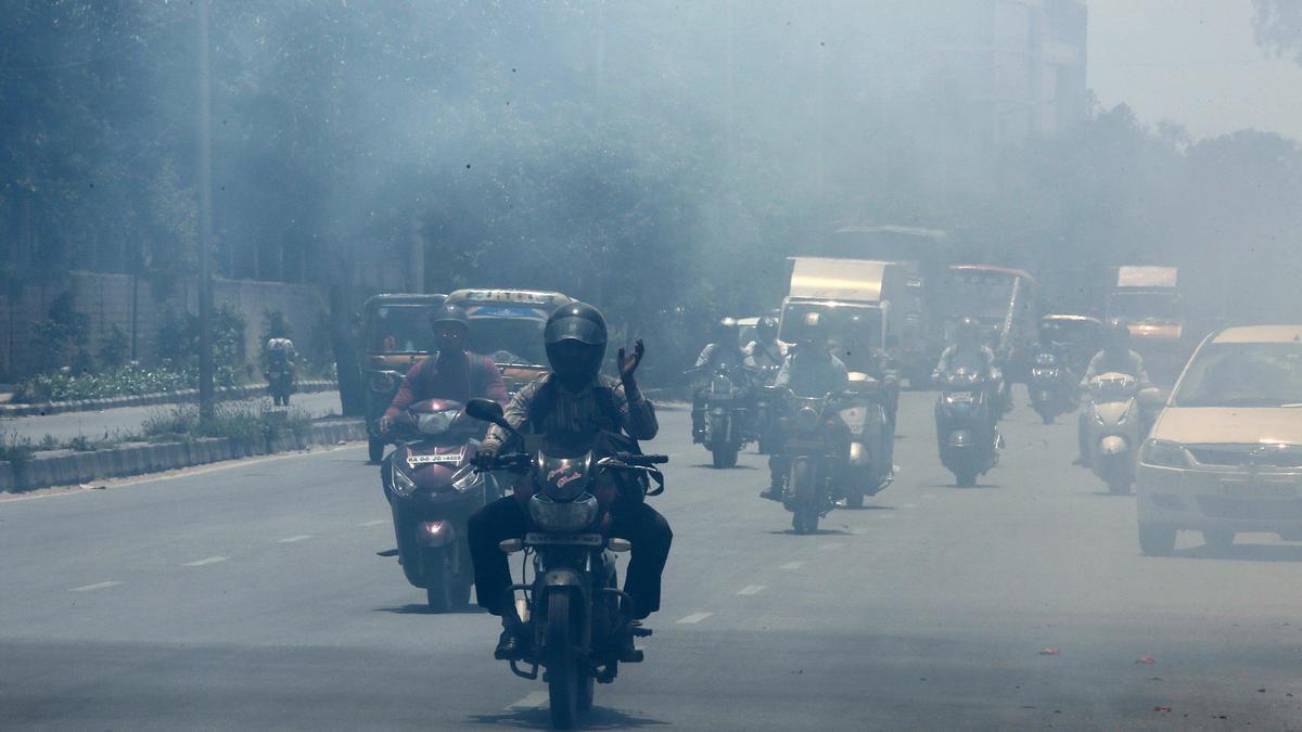 Varios vehículos circulan por una calle en Bangalore (India) el 7 de septiembre del 2018, una de las urbes del mundo que registra mayores niveles de contaminación del aire.