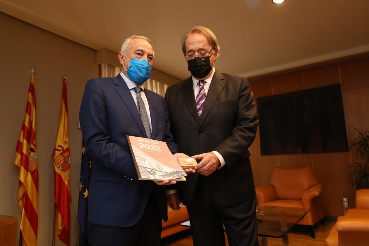 Pérez Anadón entrega el presupuesto a Javier Sada.