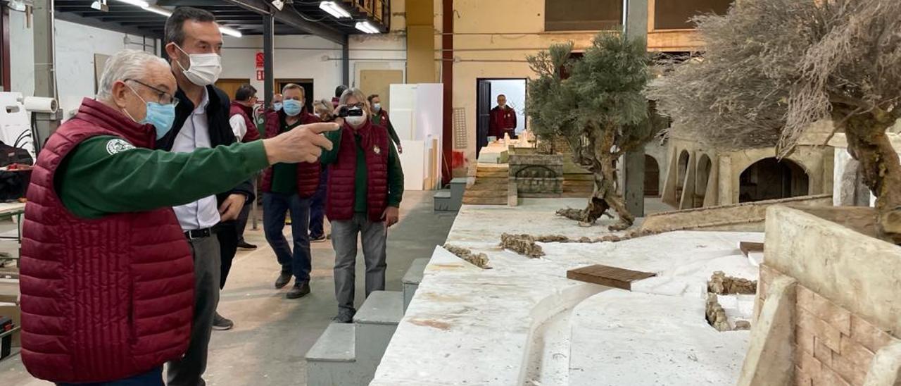 El alcalde de Elche, en su visita a los trabajos de los belenistas