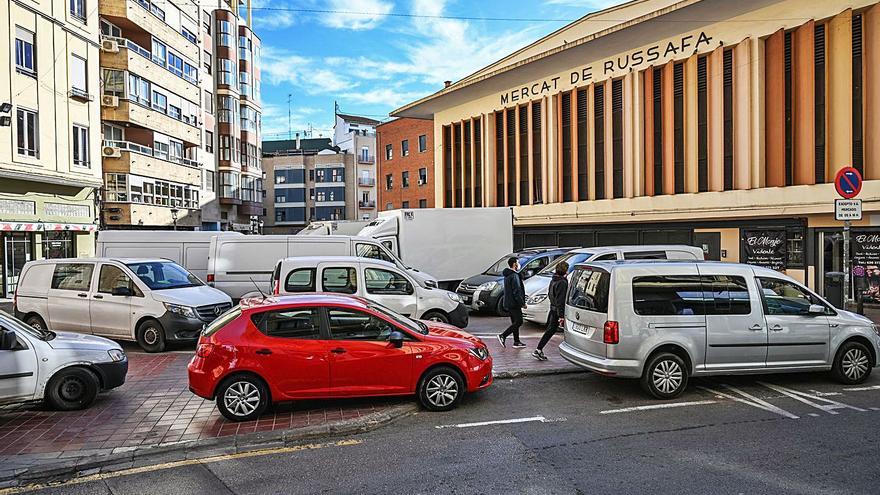 Coches subidos a la acera en los aledaños del Mercat de Russafa. | LEVANTE-EMV