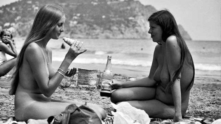 Una de las fotografías de los reportajes de Josep Soler sobre la Ibiza hippy en los años 70 y 80.