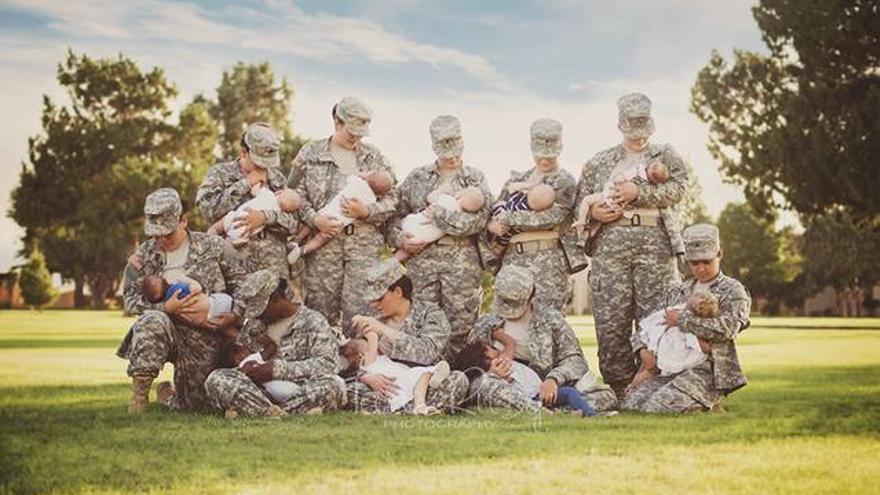 La fotografía de unas soldados de EEUU dando el pecho se vuelve viral