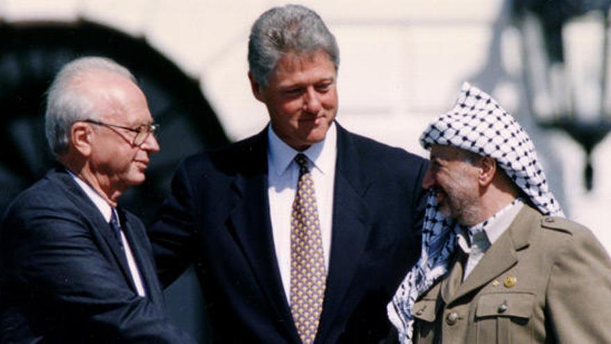 Rabin y Arafat se estrechan la mano en presencia de Clinton.