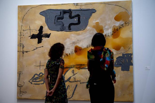 La exposición 'Antoni Tàpies, la pràctica de l'art', en el Museu Tàpies