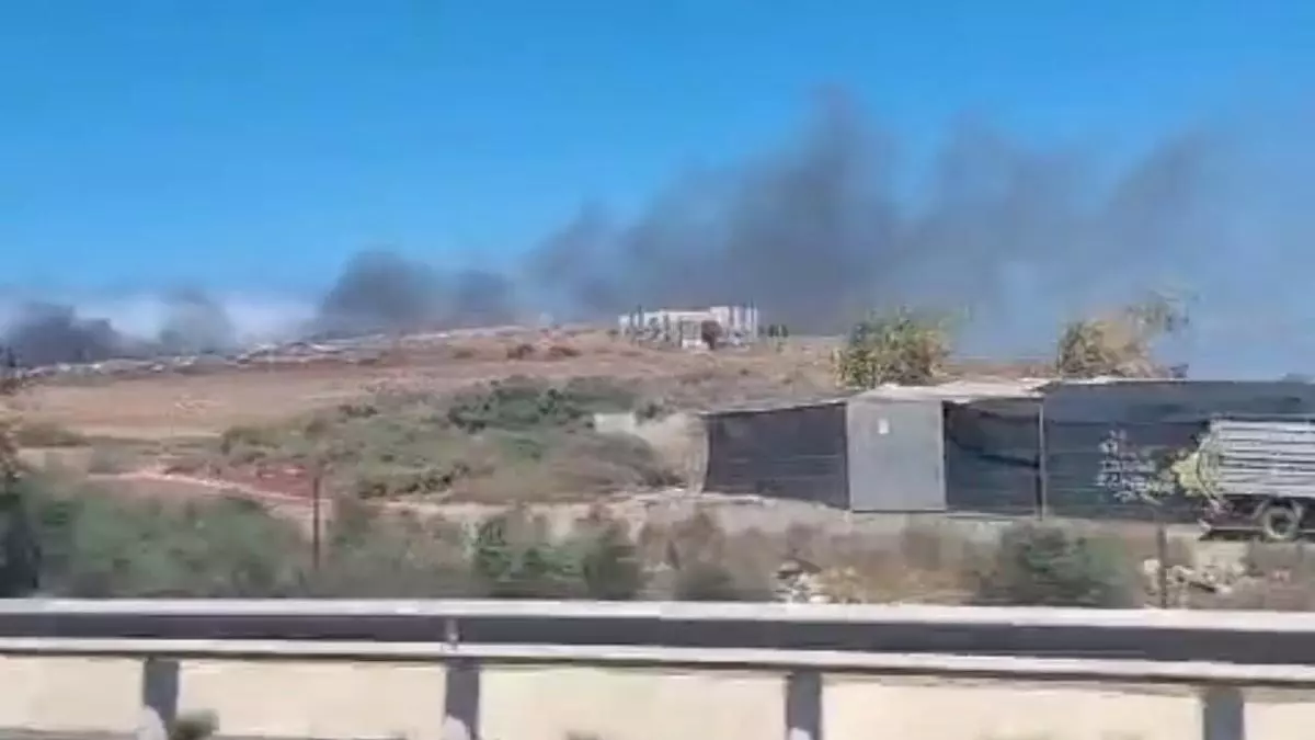 Una gran columna de humo negro alerta por al sureste de Gran Canaria