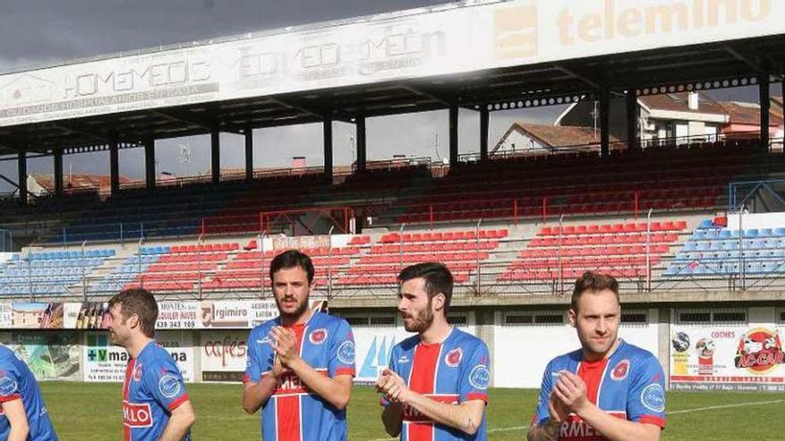 Algunos jugadores de la UD Ourense. // Iñaki Osorio