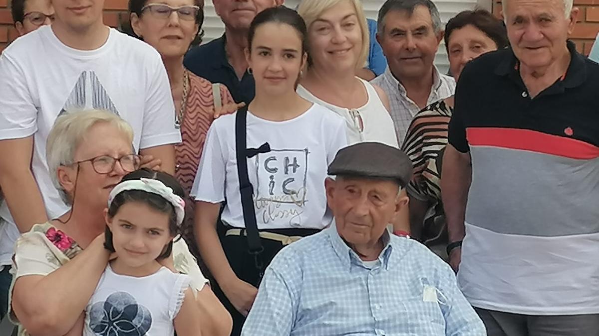 José García arropado por sus familiares durante el homenaje en Maire de Castroponce.