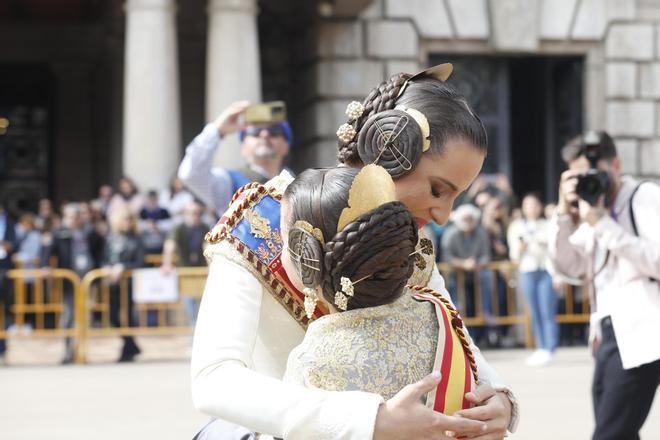 Las Falleras Mayores y la corte despiden la última mascletà entre lágrimas