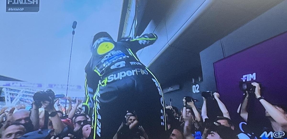 El equipo de Raúl Fernández mantea a su piloto tras ganar, hoy, en Silverstone.