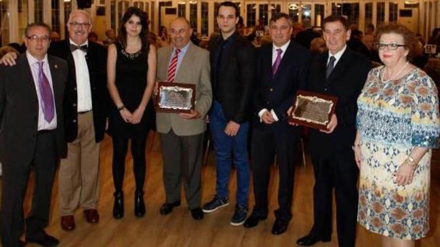 Por la izquierda, Pablo Castañon (secretario de la asociación &quot;Pedro Menéndez&quot;), Antonio Carretero (presidente emérito), Raquel Ruiz (concejala de Hacienda), Carlos Sierra (presidente de la Banda de Música de Avilés), Daniel Santos (director de la Banda de Música de Avilés), Luis Lera (representante de la Pastoral en Avilés), José María Lorenzo (exdirector de la Banda de Música) y Pilar Rodríguez (presidenta de &quot;Pedro Menéndez&quot;).